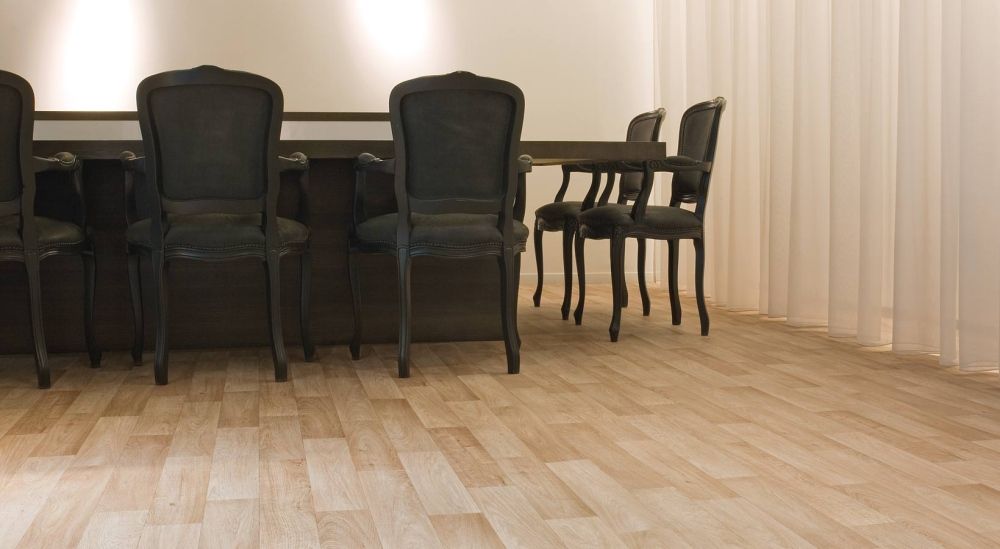 Коммерческий или полукоммерческий линолеум под дерево